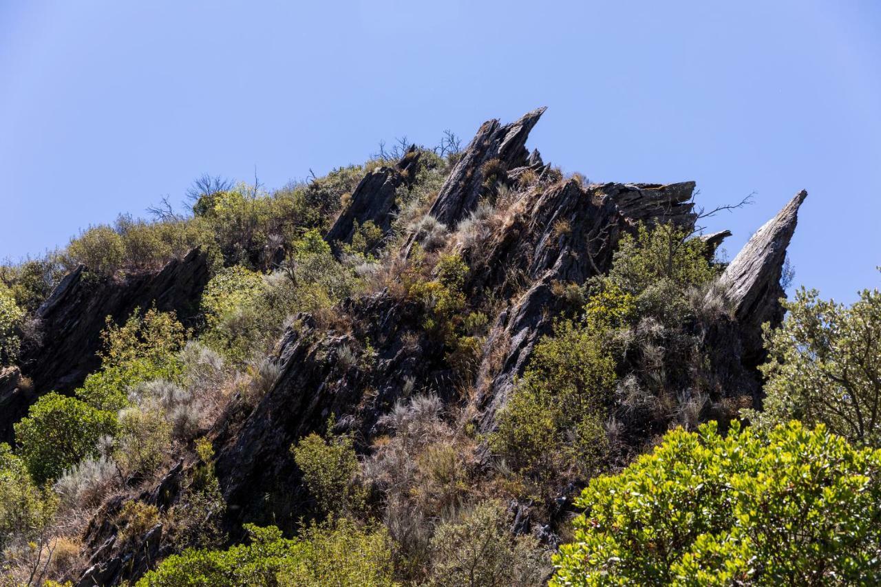 Отель Castelo Do Mau Vizinho Orjais Экстерьер фото
